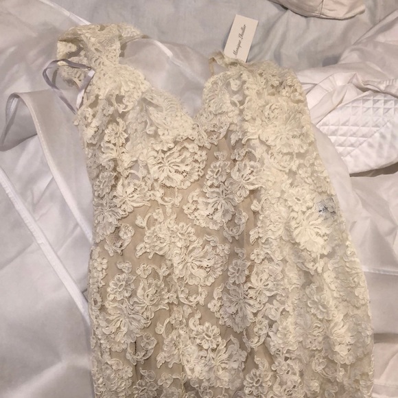 Monique Lhuillier backless wedding dress - Picture 4 of 7